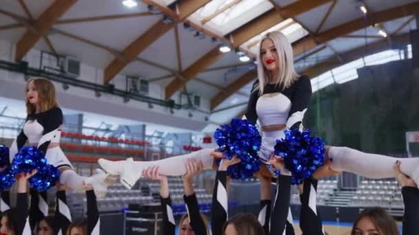 Blond Cheerleader Being Held Air Other Cheerleaders Sport Concept High — Stockvideo