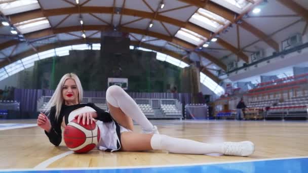 Front View Female Cheerleader Posing Basketball Sports Hall Cheerleader Sitting — Stockvideo