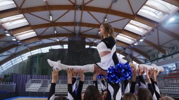 Full Shot Cheerleader Doing Full Split While Being Held Her — стоковое видео