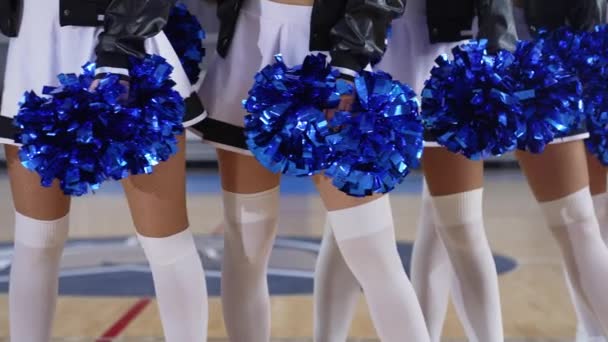 Dynamic Cheerleaders White Ankle Socks Holding Pom Poms Showing Team — Stockvideo