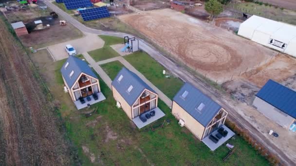 Dron View Three Identical Houses Blue Roofs Two Windows Roof — Vídeo de Stock