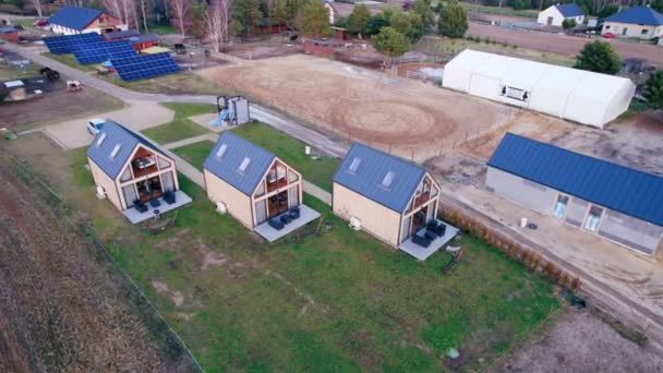 Three Houses Next Farmland All Look Same Houses Photovoltaic Panels — Stockvideo