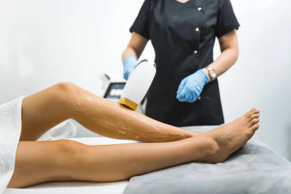 Жінка Отримує Депіляцію Лазерної Ноги Професійному Салоні Високоякісна Фотографія — стокове фото