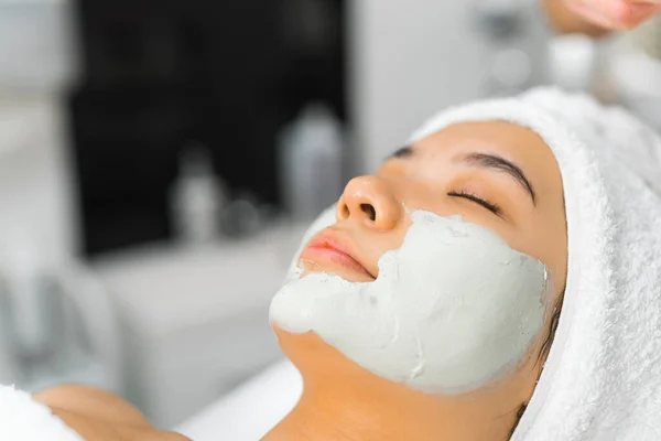 Young Beautiful Asian Getting Face Massage Green Algae Mask High — Stockfoto