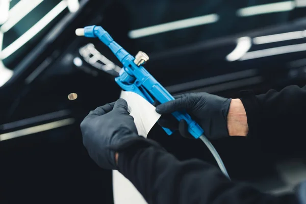 Close Shot Man Wearing Black Gloves Preparing Sheet Ppf Paint — Stockfoto