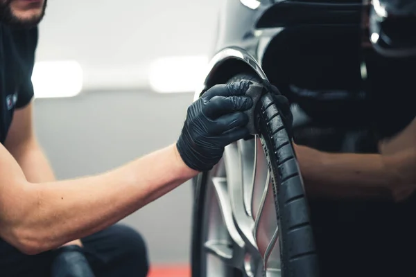 Caucasian Man Wearing Black Gloves Crouched Blackening Car Tire Using — Stockfoto