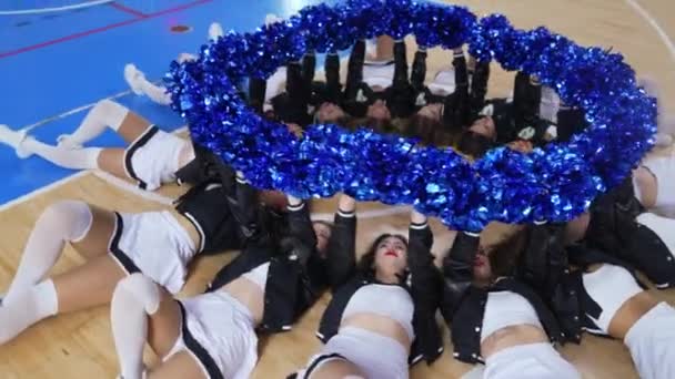 High Angle Shot Cheerleaders Lying Circle Floor Holding Blue Pom — Vídeos de Stock