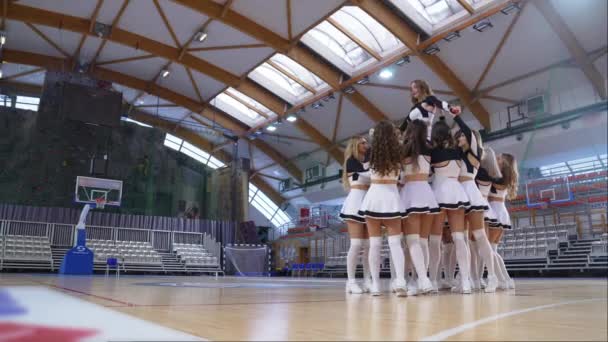 Full Shot Group Cheerleaders Holding Teammate Doing Full Split Sport — Stock video