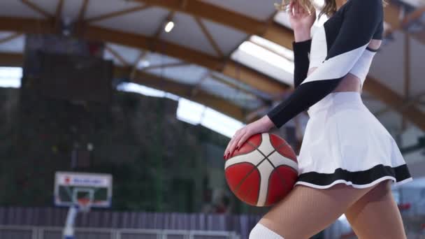 Tilt Shot Cheerleader Holding Basketball Her Knee Blurred Background Vertical — Vídeo de Stock
