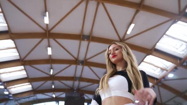 Вид Знизу Жінки Вболівальниці Тримає Баскетбол Руці Позуючи Спортивному Залі — стокове відео