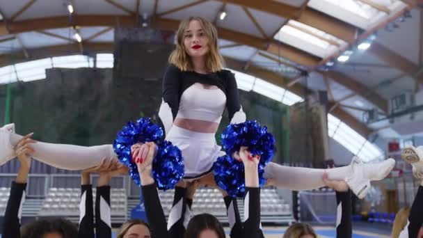 Hög Vinkel Syn Grupp Cheerleaders Fångas Ett Dynamiskt Och Atletiskt — Stockvideo
