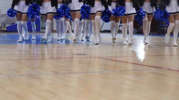Knee Level Shot Walking Cheerleading Squad Holding Blue Pom Poms — Stok video