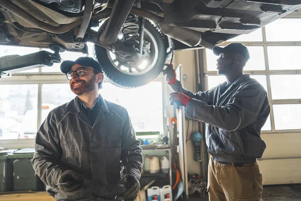 Skilled Mechanics Working Auto Repair Shop Checking Car Tyres Lift — Stok fotoğraf