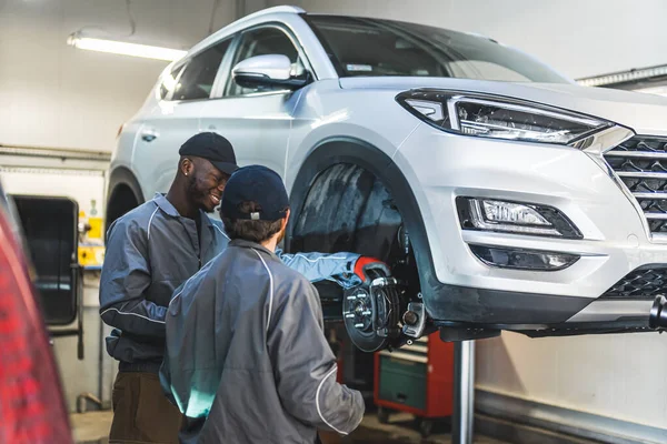 Two Mechanics White Luxury Car Lift Car Repair Shop Fixing — Stok fotoğraf