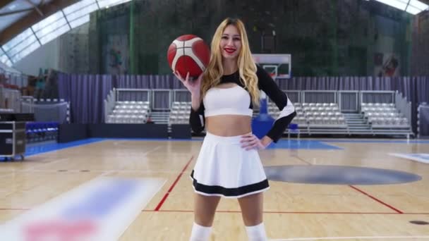 Dolly Shot Smiling Woman Cheerleader Outfit Basketball Her Hand Basketball — Stockvideo
