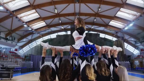 Dolly Cheerleading Team One Cheerleader Being Held Doing Split Sport — стоковое видео