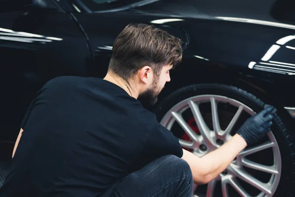 Man Blackening Tire Wheel Car Using Sponge Chemical Blackening Rubber — Stockfoto