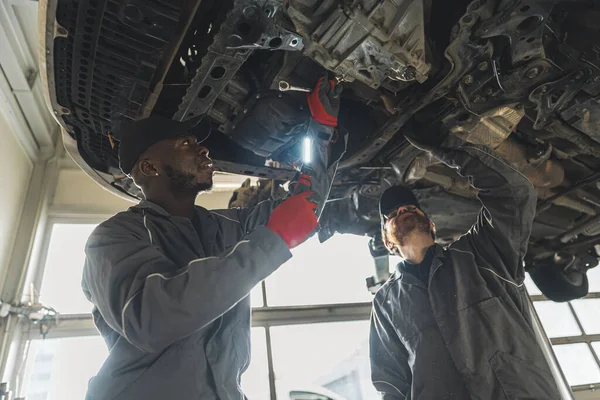 Two Mechanics Replacing Clutch Lifted Car Using Tools Auto Repair — Stok fotoğraf