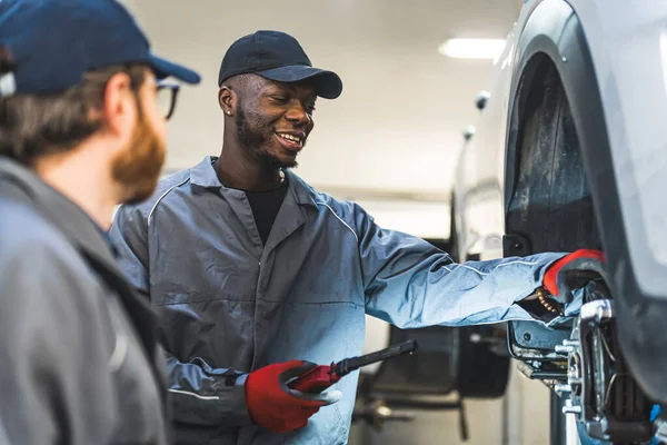 Mechanic Wearing Uniform Fixing Car Tyres Using Air Wrench Car — Stok fotoğraf