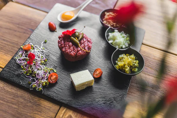Placa Madeira Preta Com Prato Tartare Carne Servida Com Guarnições — Fotografia de Stock