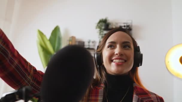 Vlogger Wearing Headphones Recording Video Using Her Smartphone Microphone High — Vídeo de Stock
