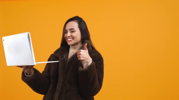 Усміхнена Молода Жінка Тримає Ноутбук Робить Великі Пальці Вгору Знак — стокове відео