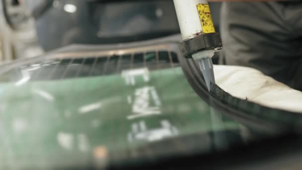 Τεχνητός Μηχανικός Προσεκτική Προσθήκη Κόλλας Στο Παρμπρίζ Του Αυτοκινήτου Για — Αρχείο Βίντεο