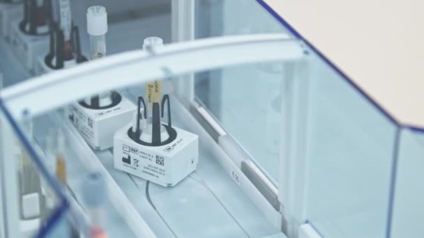 Close Shot Automatic Test Tube Holders Lining Lab Concept Healthcare — Vídeo de Stock