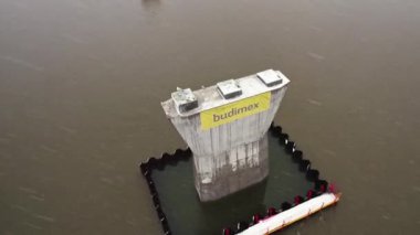 01.22.2023 Varşova, Polonya. Vistula Nehri 'nden sarkan bir Budimex köprüsünün hava görüntüsü. Yüksek kalite 4k görüntü