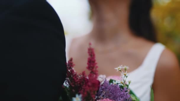 ロマンチックな新婚の花嫁と花束親密なジェスチャー鼻に触れる新郎 高品質4K映像 — ストック動画