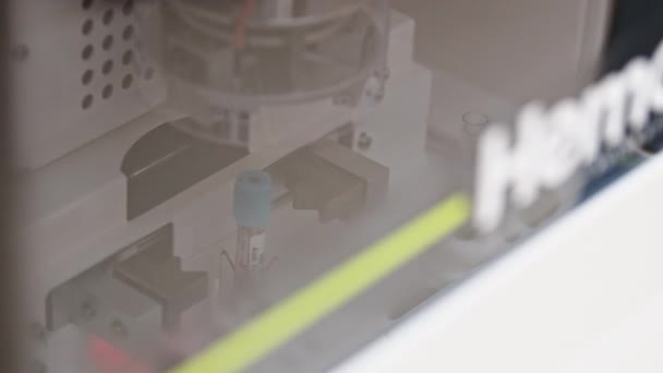 Близкий Снимок Машины Откручивающей Крышку Пробирки Автоматизированной Лабораторной Линии Концепция — стоковое видео