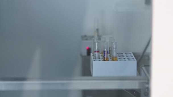 自動ラボでトレイに試験管を入れる機械 ラボのコンセプト 医学の概念 高品質4K映像 — ストック動画