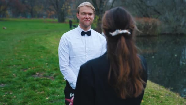 Newlyweds Bride Groom Walk Each Other Kiss Beautiful Meadow High — 비디오