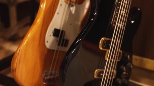 Детали Бас Гитар Профессиональной Студии Звукозаписи Музыкальные Инструменты Высококачественные Кадры — стоковое видео