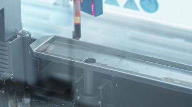 Otomatik bir laboratuvarın robot kolu bir test tüpünü alıp bir deliğe sokuyor. Yakın plan. Sağlık sigortası konsepti. Yüksek kalite 4k görüntü
