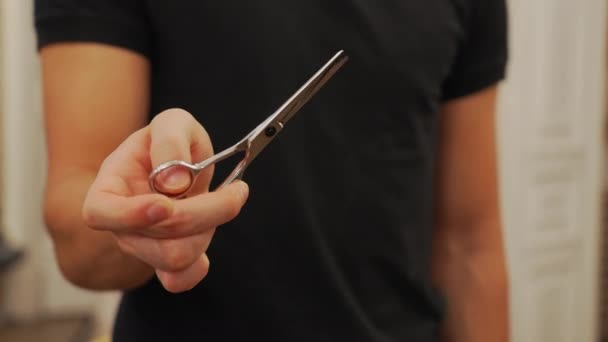 Hairdresser Holding Scissors His Hand Showing How Work Camera Blurred — Wideo stockowe