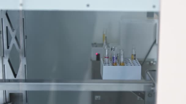 Близкий Снимок Машины Вынимающей Пробирку Подноса Автоматизированной Лаборатории Концепция Лаборатории — стоковое видео