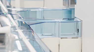 Test tüpleri camın arkasındaki hatta ilerleyen otomatik bir laboratuvarın yakın çekimi. Laboratuvar konsepti. Yüksek kalite 4k görüntü