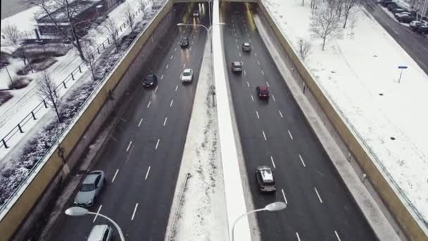 Cars Driving Freeway Express Way Winter Snowing Car Ride Aerial — Vídeo de Stock