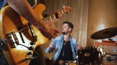 Bas gitarist ve davulcu bir stüdyo müzik grubu provasında sahne alıyorlar. Yüksek kalite 4K görüntü