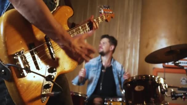 Basgitarist Drummer Treden Een Opnamestudio Waar Muziekband Repeteert Hoogwaardige Beelden — Stockvideo