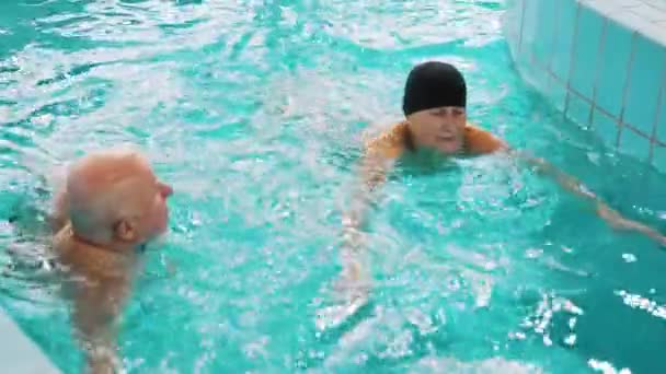 Aktif Kıdemli Çift Emeklilikten Sonra Havuzda Birlikte Yüzerken Eğleniyor Yüksek — Stok video