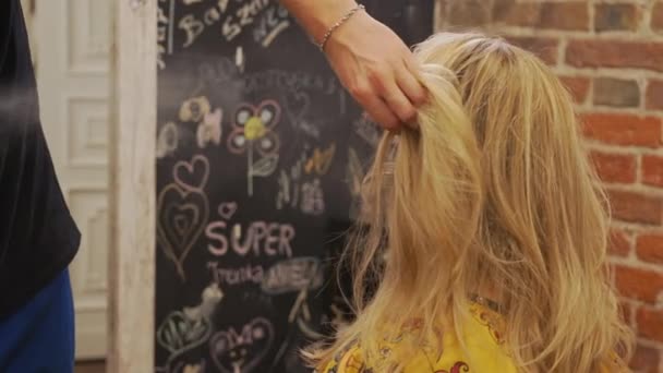 Kadeřník Používá Sprej Své Klienty Blond Vlasy Kadeřnice Modelky Ženských — Stock video