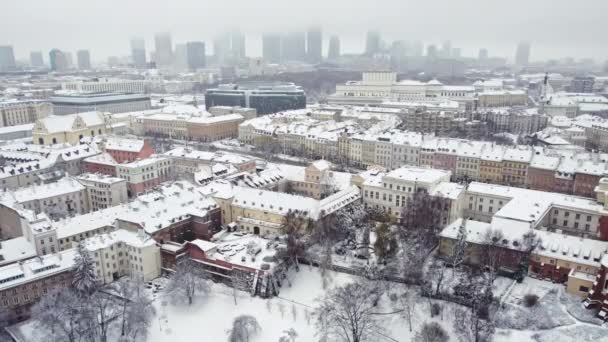 Nagranie Lotnicze Pokrytych Śniegiem Dachów Ulic Miasta Centrum Miasta Tle — Wideo stockowe