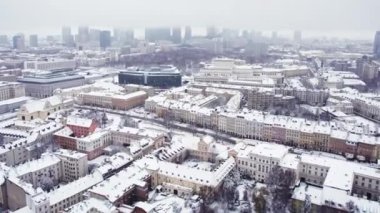 01.22.2023 Varşova, Polonya. Kışın şehrin ufuk çizgisine kuşların bakış açısı. Gri kış gökyüzü. Winter City konsepti. Arka planda gökdelenler. Yüksek kalite 4k görüntü