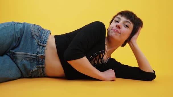 Confident Funny Short Haired Woman Lying Ground Looking Camera Low — Video Stock
