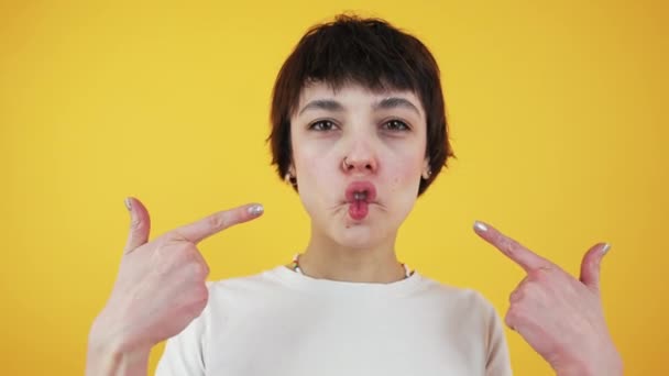 Vtipná Představa Mladá Dospělá Dívka Dělá Hloupé Obličeje Kachní Tváří — Stock video