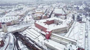 01.22.2023 Varşova, Polonya. Kış boyunca Varşova 'daki Kraliyet Kalesi' nin hava görüntüleri. Yüksek kalite 4k görüntü