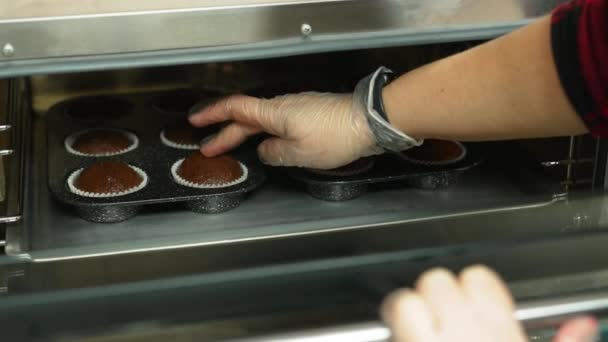 Baker Verificando Cupcakes Chocolate Sendo Colocados Bandeja Cupcake Forno Foreground — Vídeo de Stock