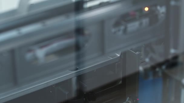 Brazo Robot Moviendo Tubo Ensayo Detrás Del Vidrio Concepto Laboratorio — Vídeos de Stock